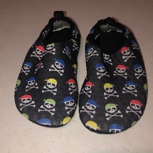 Size 32/33 (1) boys skull & crossbones watershoes